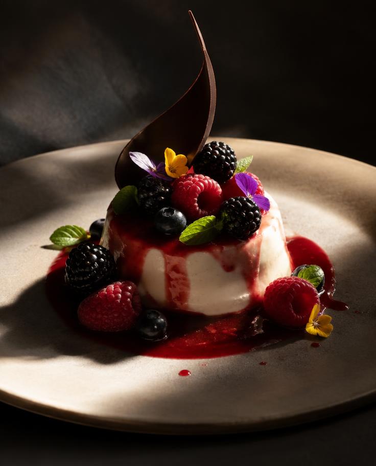 Sobremesa fina com frutas vermelhas